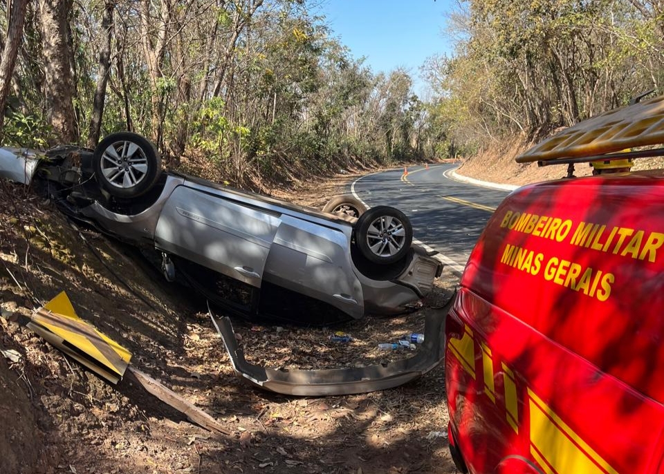 Capotamento na MG-413 deixa cinco pessoas feridas em Araguari