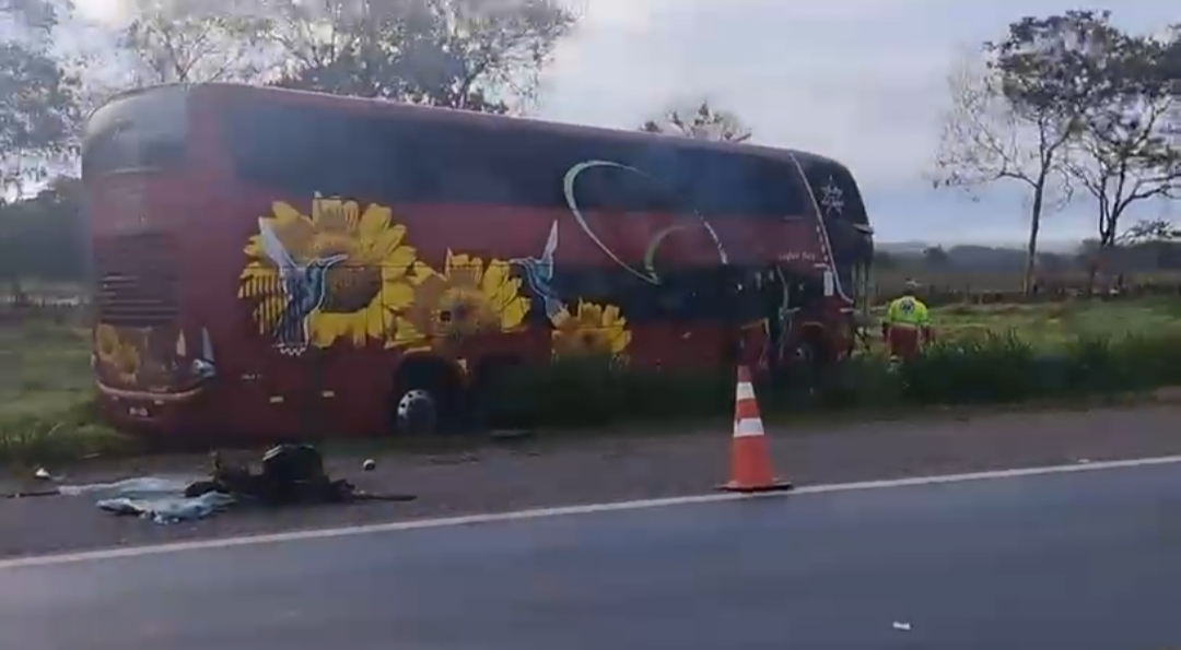 Colisão entre ônibus e caminhão deixa dois motoristas mortos na BR-153
