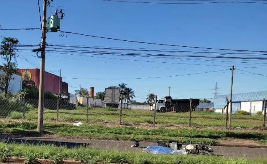 Motociclista morre após colidir na traseira de caminhão no bairro Industrial, em Uberlândia