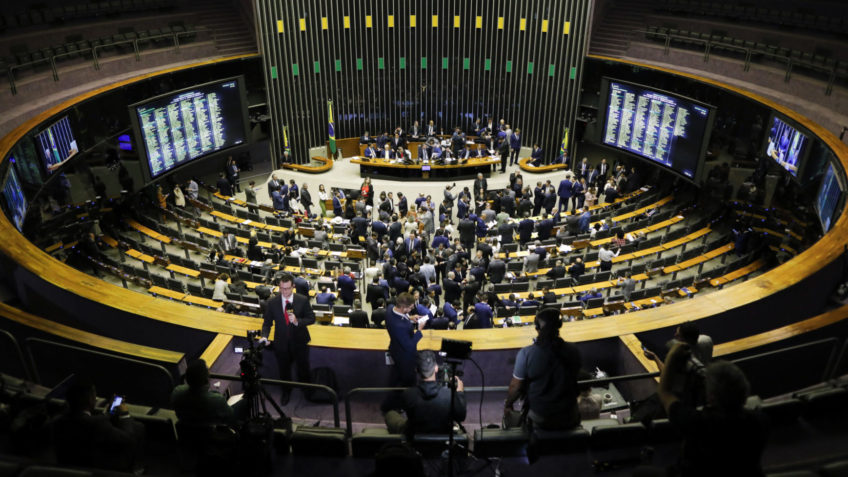 Congresso promulga PEC que perdoa multas de partidos