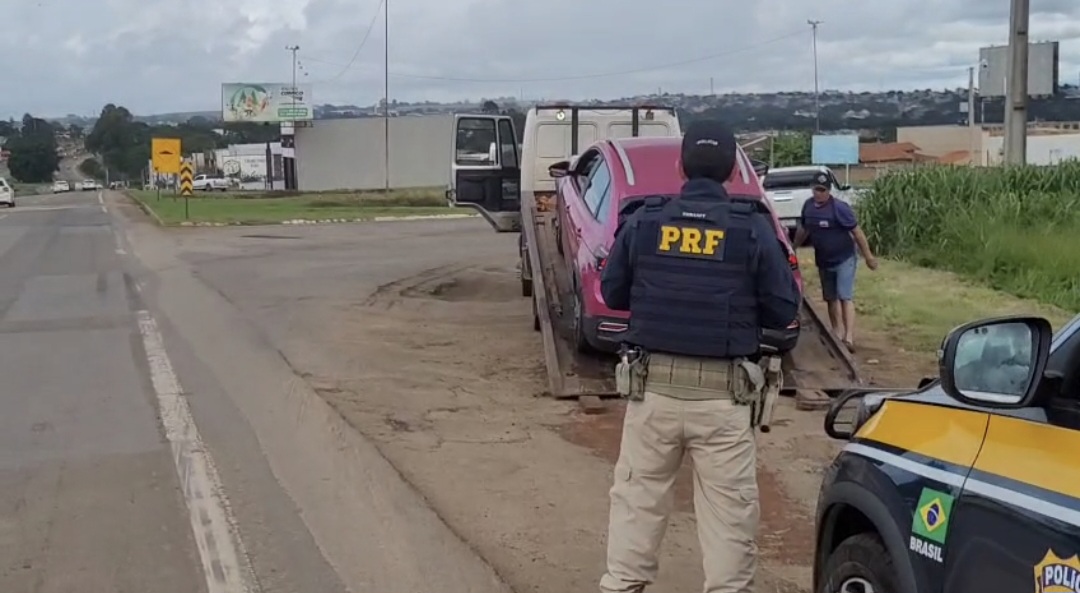 PRF apreende veículo com inúmeras irregularidades na BR-060, em Anápolis