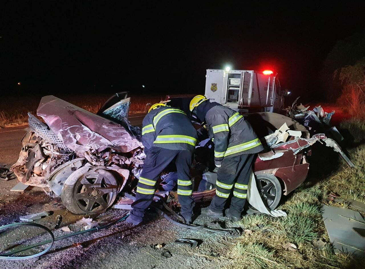 Colisão entre carro de passeio e ônibus deixa 1 morto na GO-118