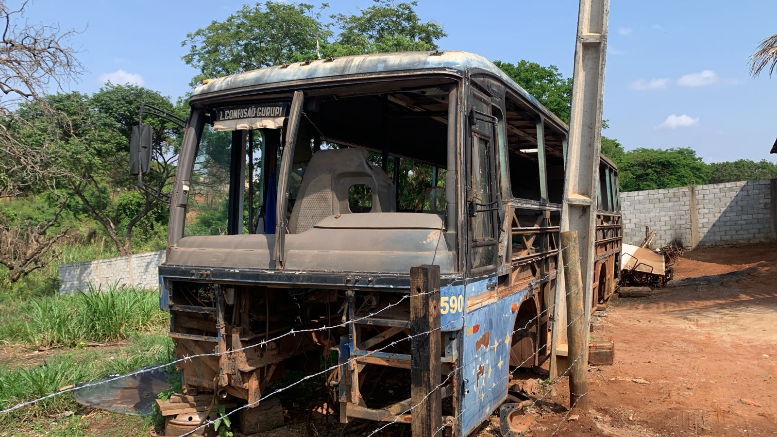 Detran recolhe carcaças de veículos abandonados em bairros de Goiânia