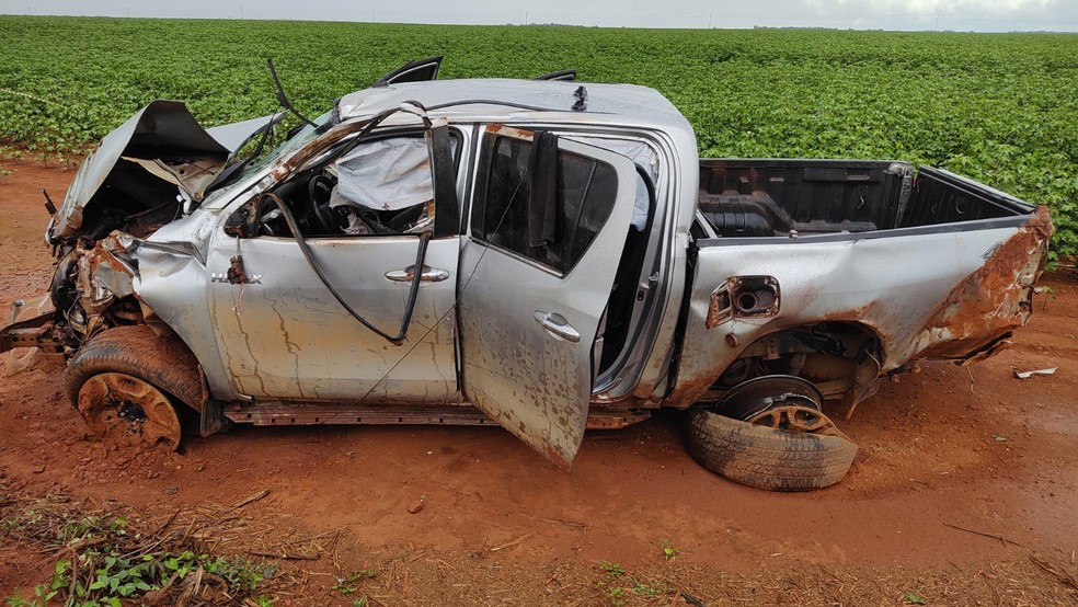 Mulher morre após perder o controle da direção e caminhonete capotar em MG