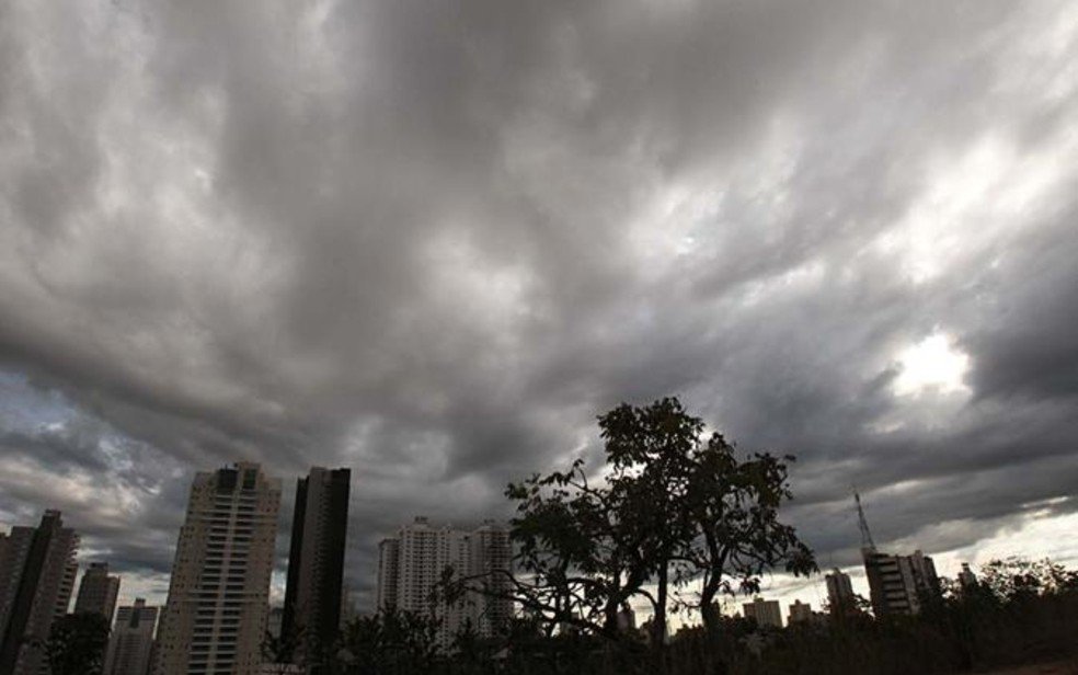 Frente fria pode reduzir temperaturas e causar chuvas isoladas em Goiás