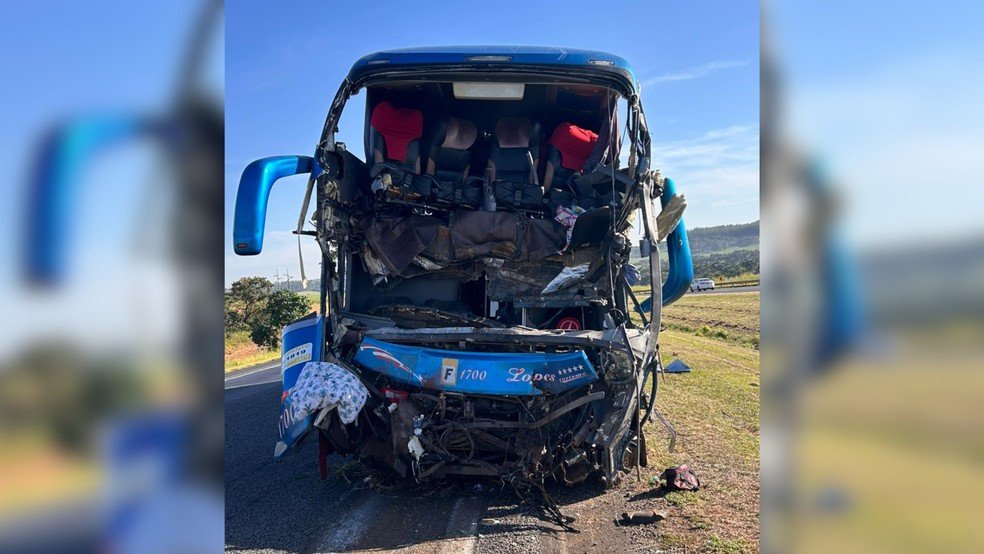 Ônibus com fiéis bate em carreta e deixa dois mortos e mais de 30 feridos na BR-050, em Uberaba