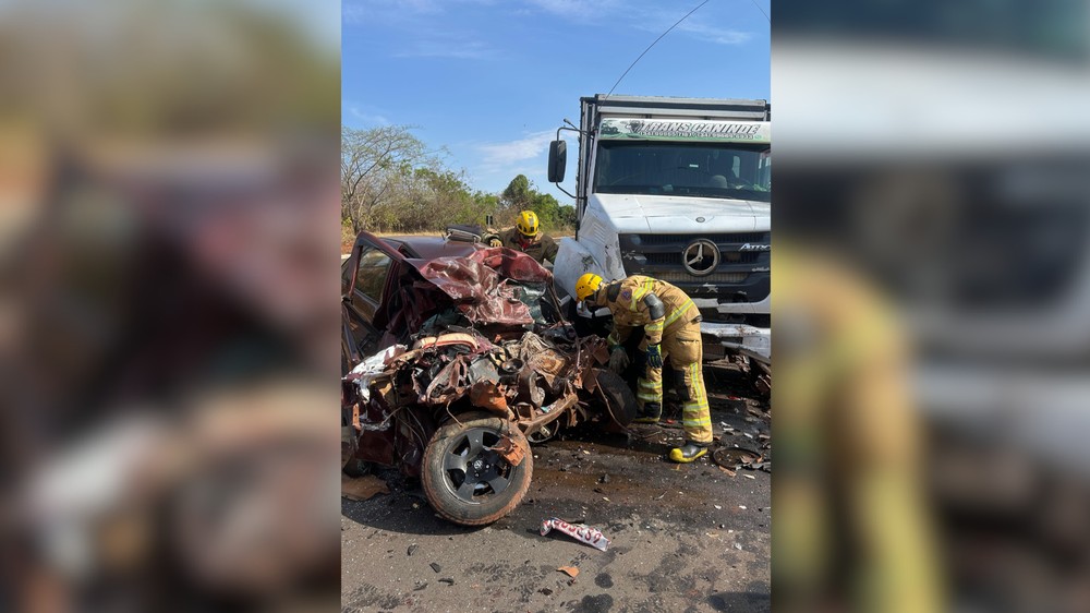 Motorista morre preso às ferragens ao bater de frente com caminhão na BR-364