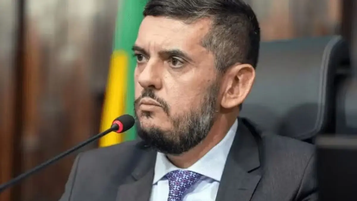 Ex-deputado do RJ preso toma banho ‘usando um caneco’