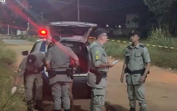 Mulher é presa suspeita de matar homem que teria roubado o cachorro dela