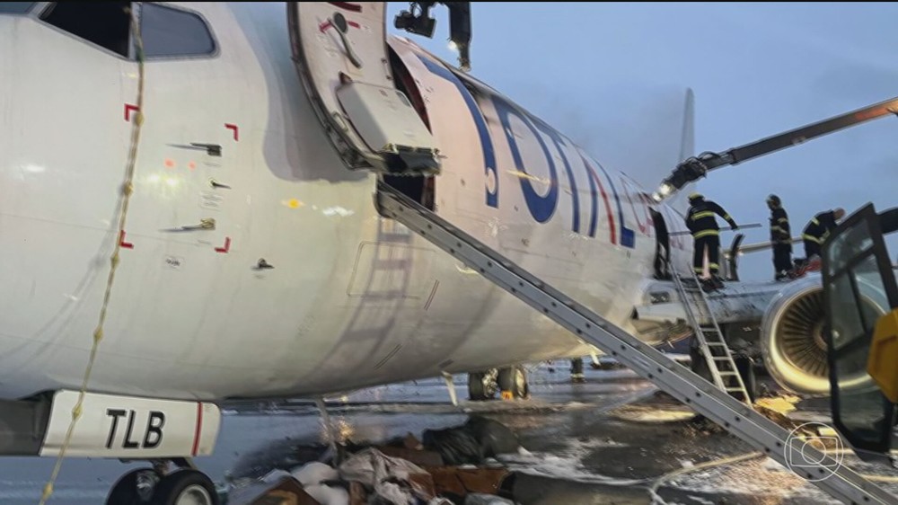 Avião de carga em chamas faz pouso de emergência no Aeroporto Internacional de SP