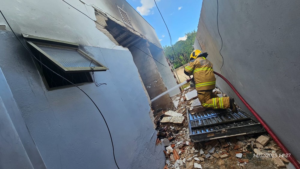 Mulher morre carbonizada em incêndio e suspeito de feminicídio é encontrado morto no dia seguinte em Araxá MG