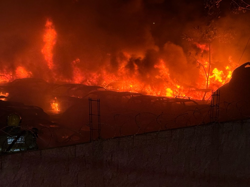 Cerca de 80 veículos são queimados durante incêndio criminoso em pátio de Uberaba
