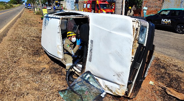 Motorista perde o controle, bate em moto e capota na GO-330, na saída para Ouvidor