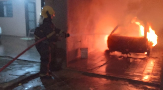 Incêndio destrói veículo em Araguari