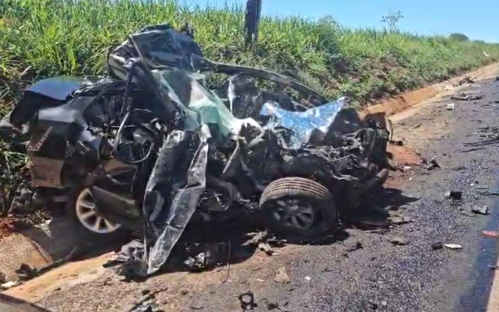 Motorista morre ao invadir a contramão e bater contra caminhão na BR-153