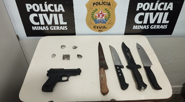 PC de Minas Gerais captura indivíduo em posse de simulacro, armas brancas e drogas após denúncias
