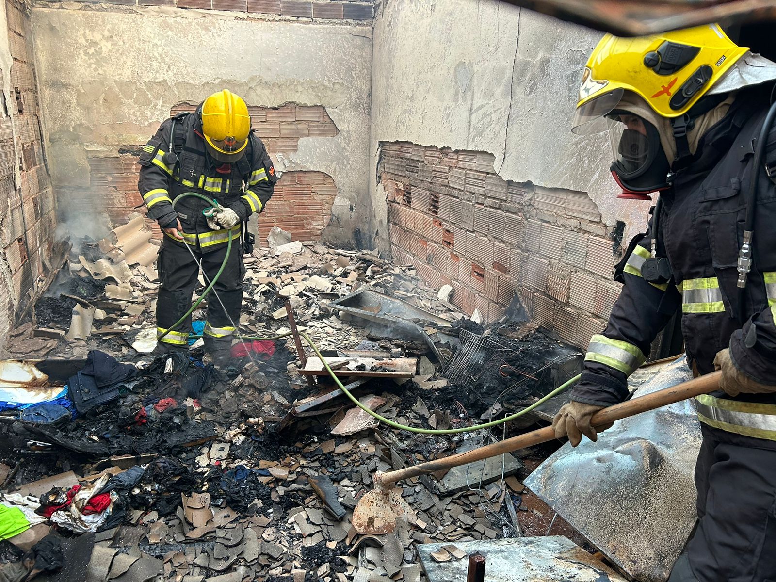 Bombeiros combatem incêndio em residência no Setor Mariápolis, em Trindade