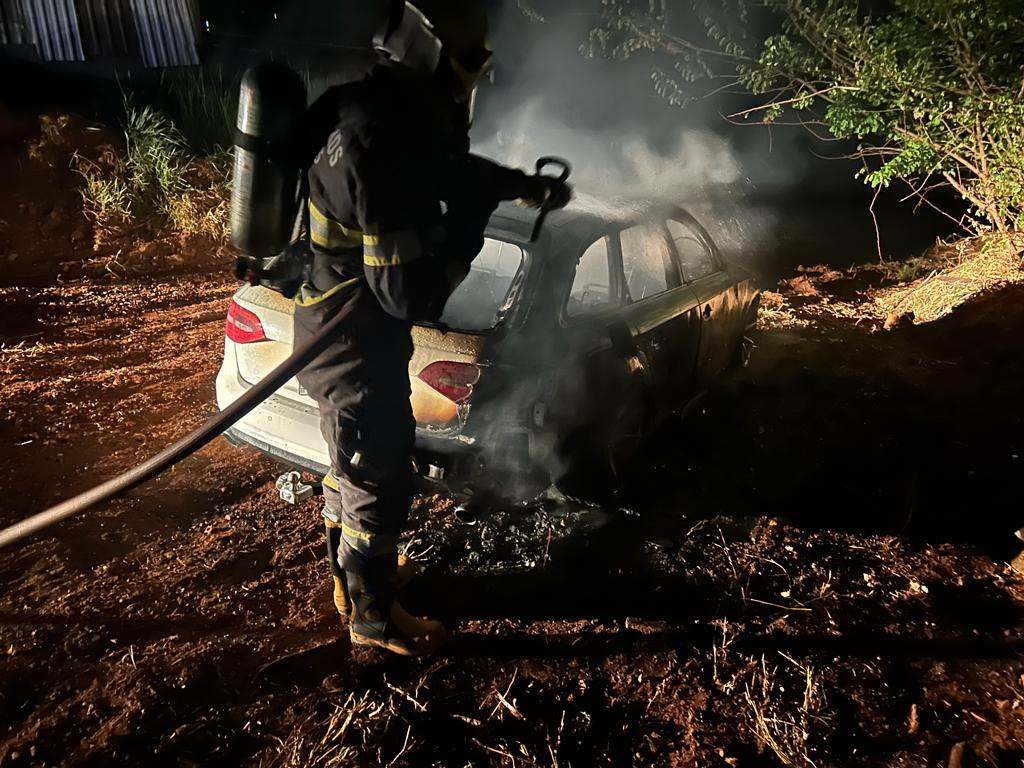 Veículo é consumido por incêndio em Catalão