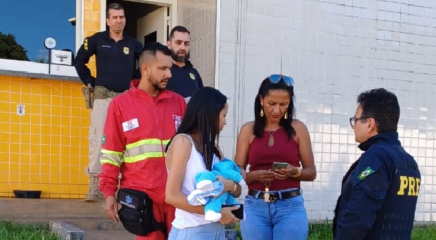 Bebê engasgado é salvo por policiais rodoviários na BR-060, em Goiás