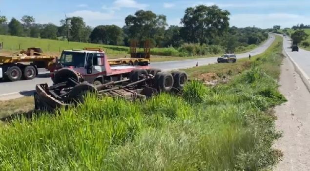 Trágico acidente na BR-153: Caminhão tomba e causa a morte de dois homens