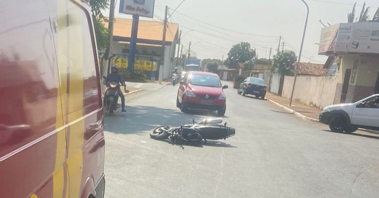 Acidente de trânsito entre carro e moto em Catalão