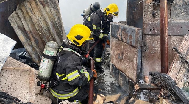 CBMGO/10º BBM combate incêndio em depósito de materiais recicláveis em Catalão