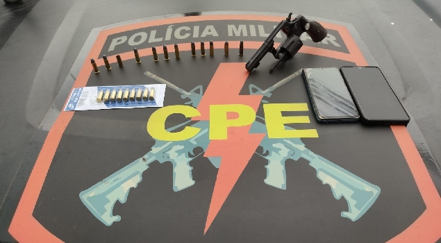 CPE em Catalão age contra posse ilegal de arma de fogo e ameaça, resultando na prisão de suspeito