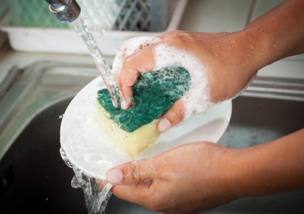 Alerta geral para todos que lavam a louça da cozinha com esponja