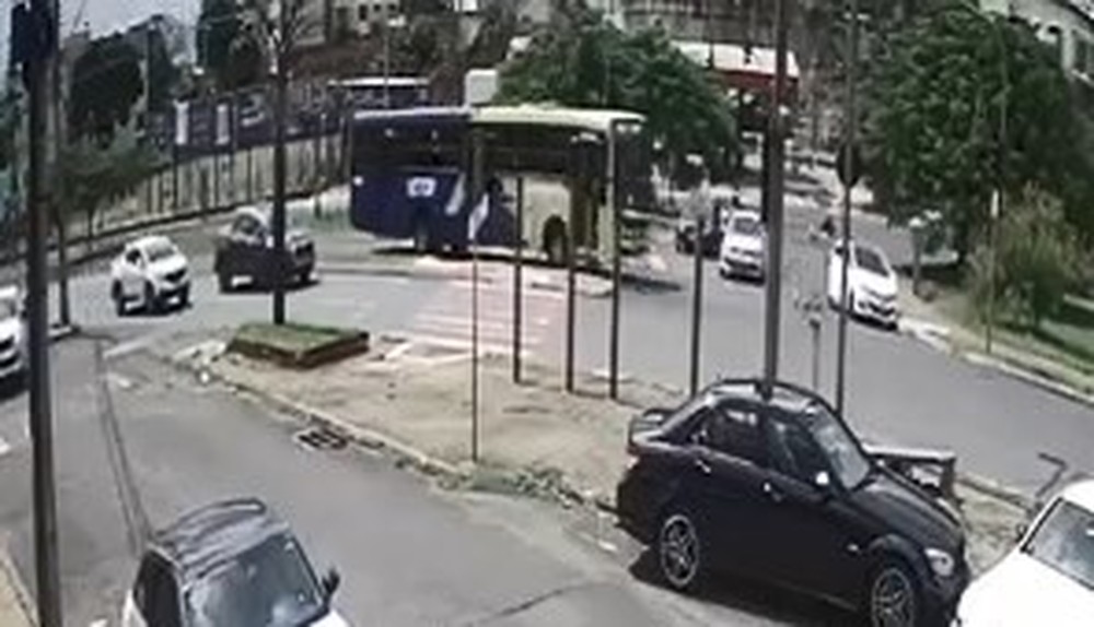 Motociclista morre ao ser atingido por ônibus e ficar preso embaixo do veículo em Uberaba