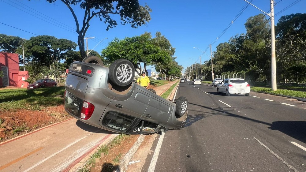 Pneu estoura e faz carro capotar na Avenida Anselmo Alves dos Santos em Uberlândia