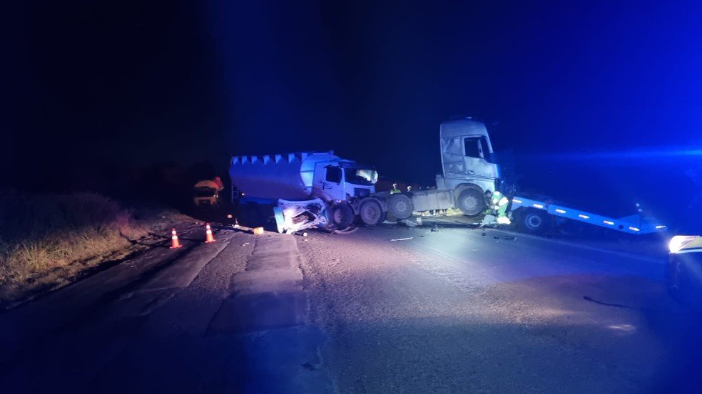 Menina de 2 anos sobrevive após ser arremessada para fora de guincho